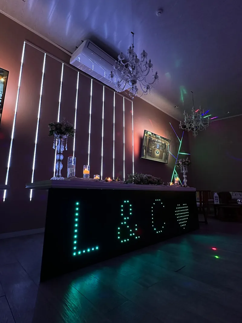 Mesa principal con letras LED