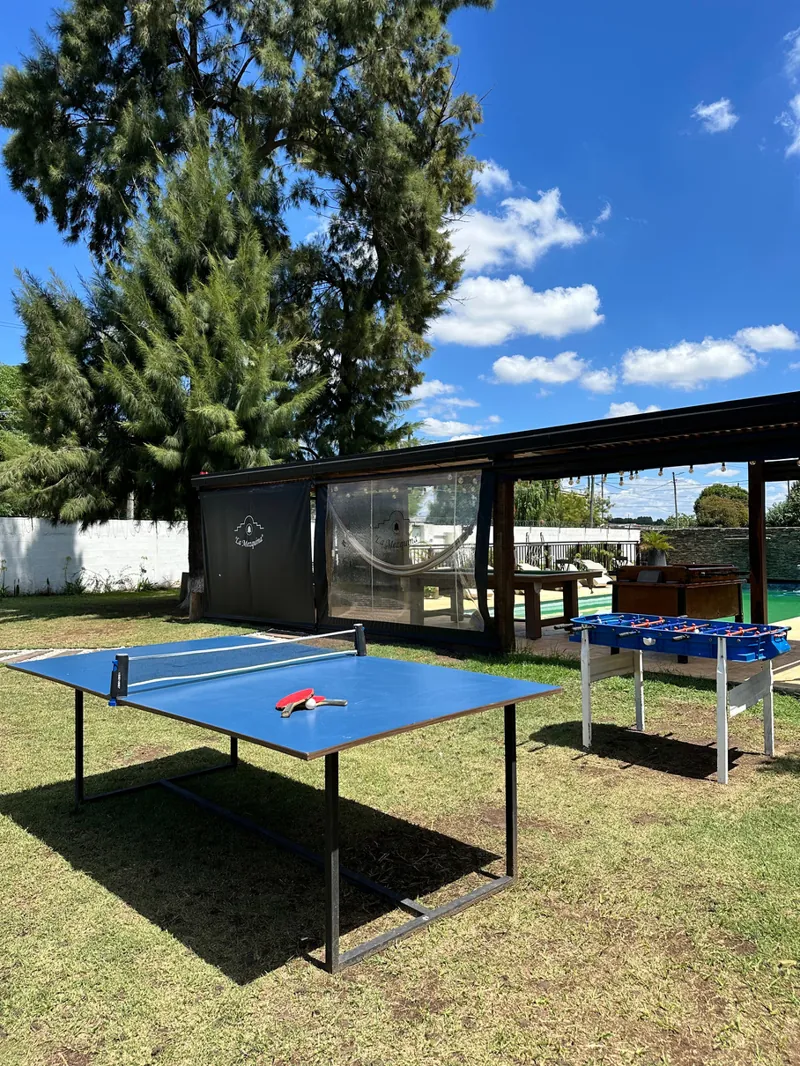 Mesa de ping pong y metegol en el parque