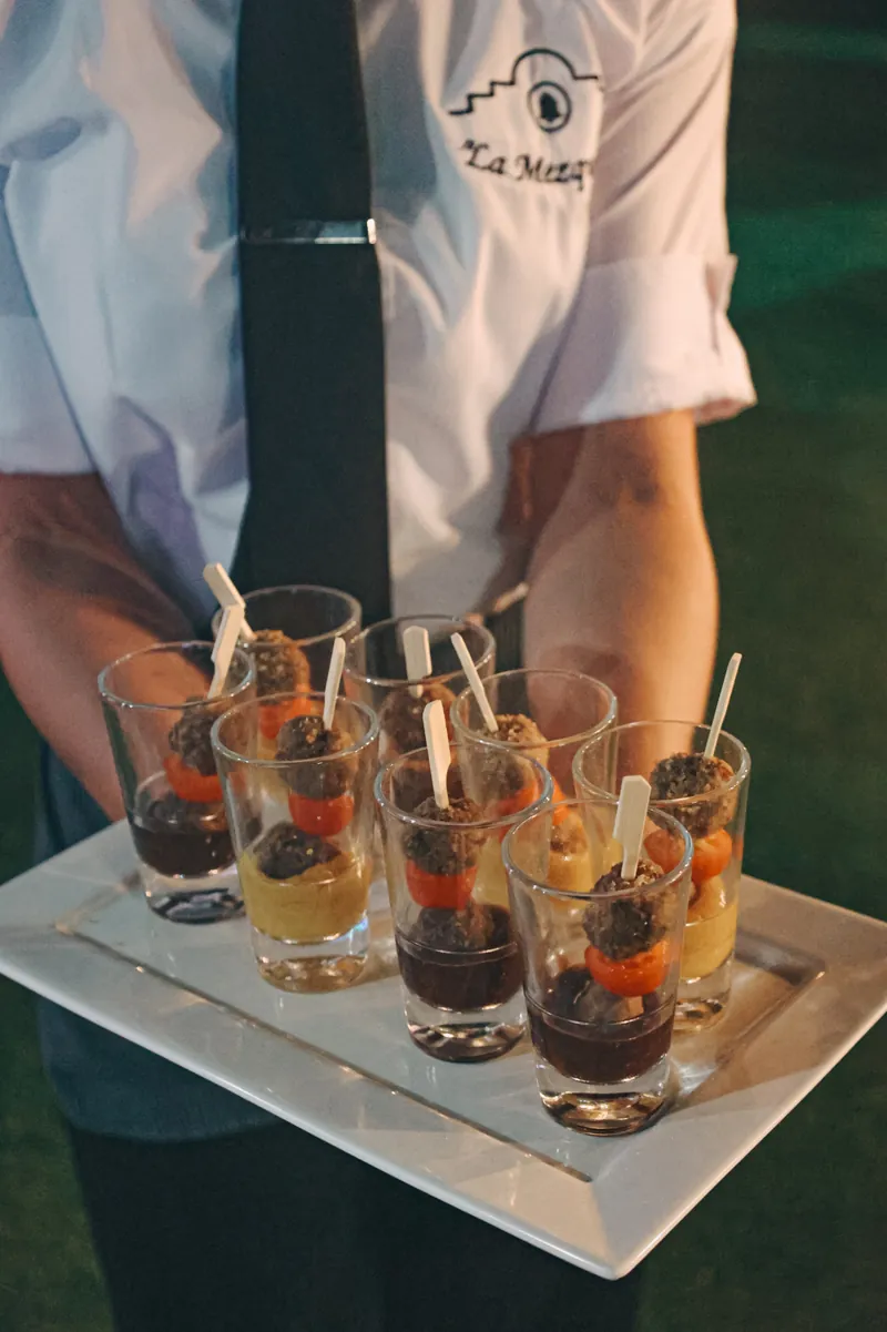 Mozo con bandeja de shots