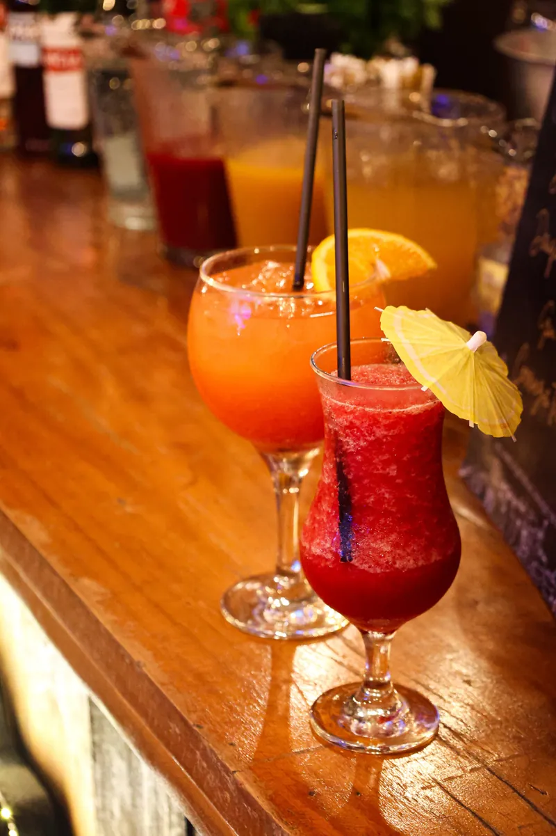 Daiquiris de frutilla y durazno en la barra